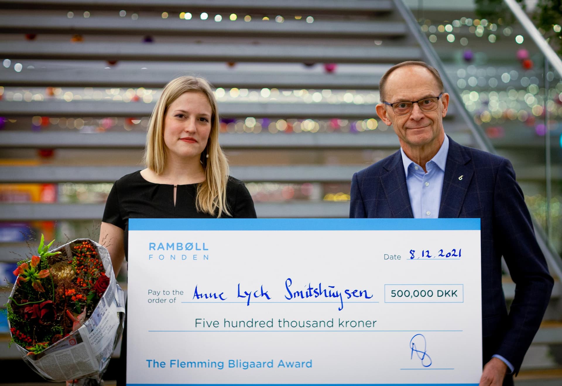 Winner of Flemming Bligaard award 2021, Anne Lyck Smitshuysen with prize and Flemming Bligaard at ceremony